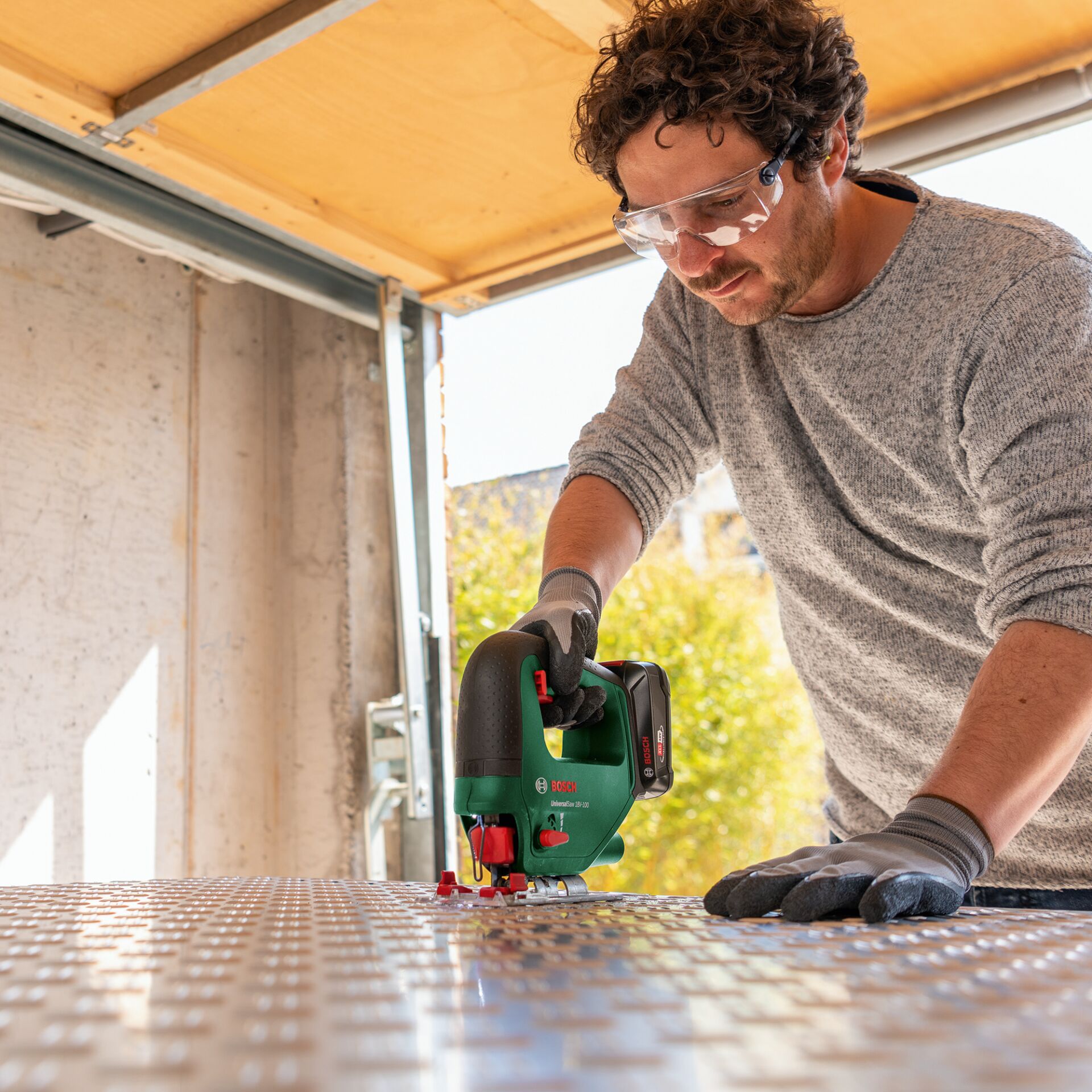Bekleidung, Handschuh, Elektrische Bohrmaschine, Werkzeug, Holzbearbeitung