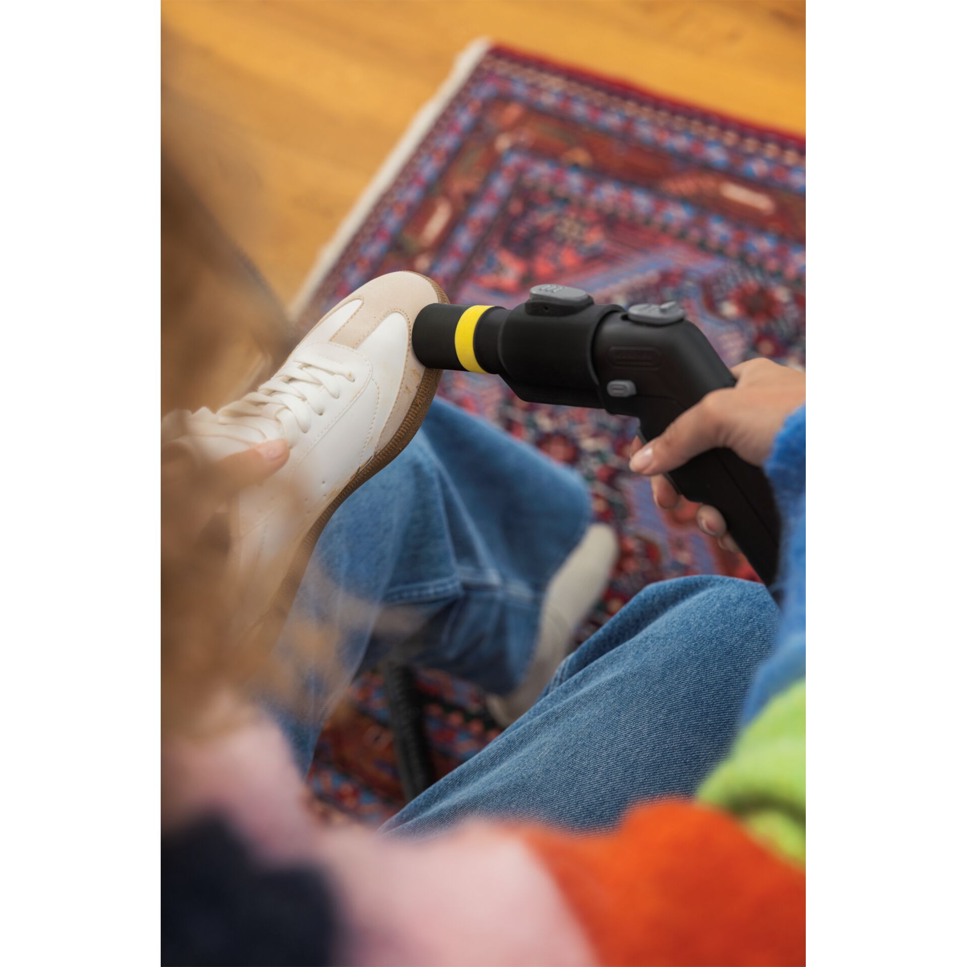 Schuh, Sneaker, Innenarchitektur, Inneneinrichtung, Person