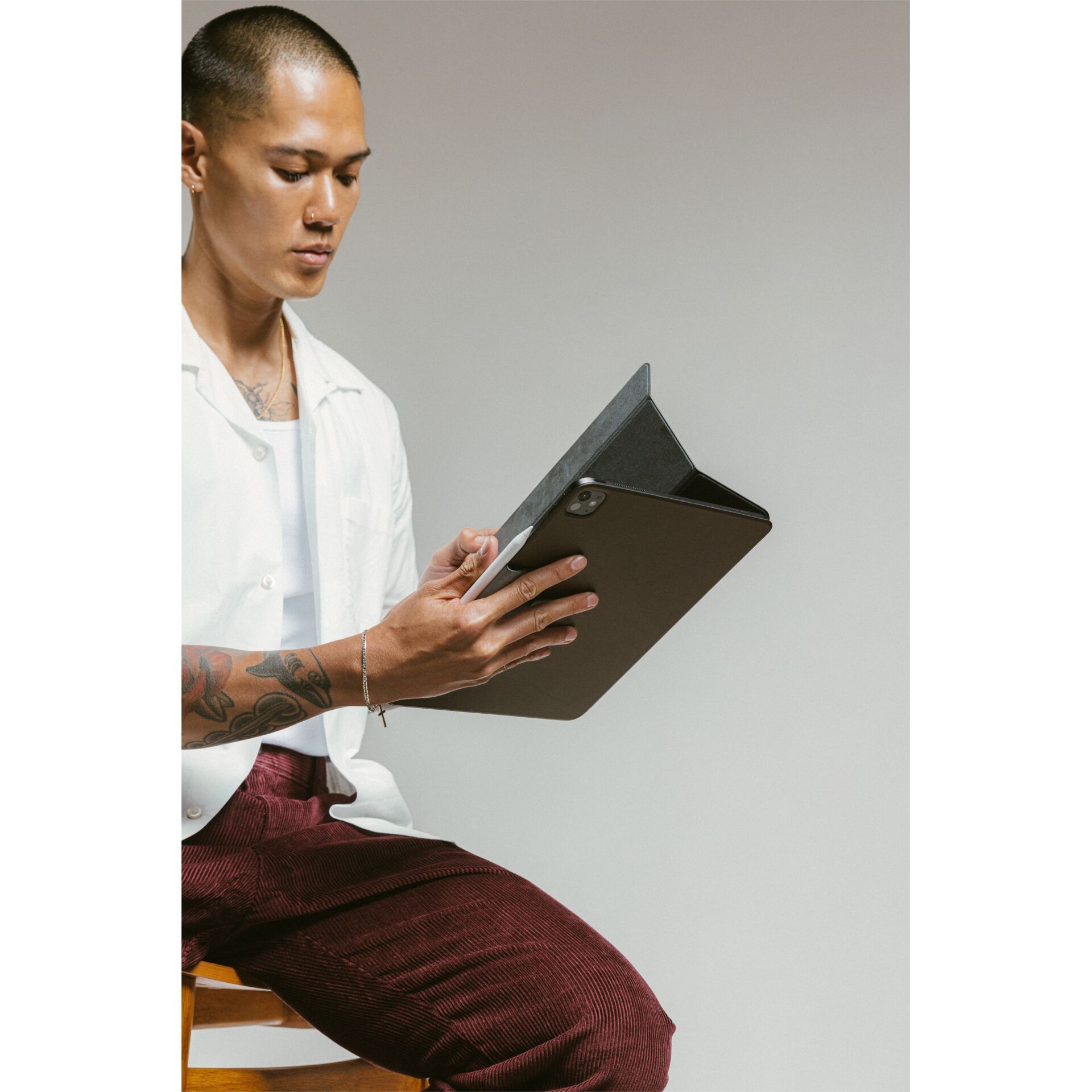 Person, Sitzen, Lesen, Kleidung, Hemd