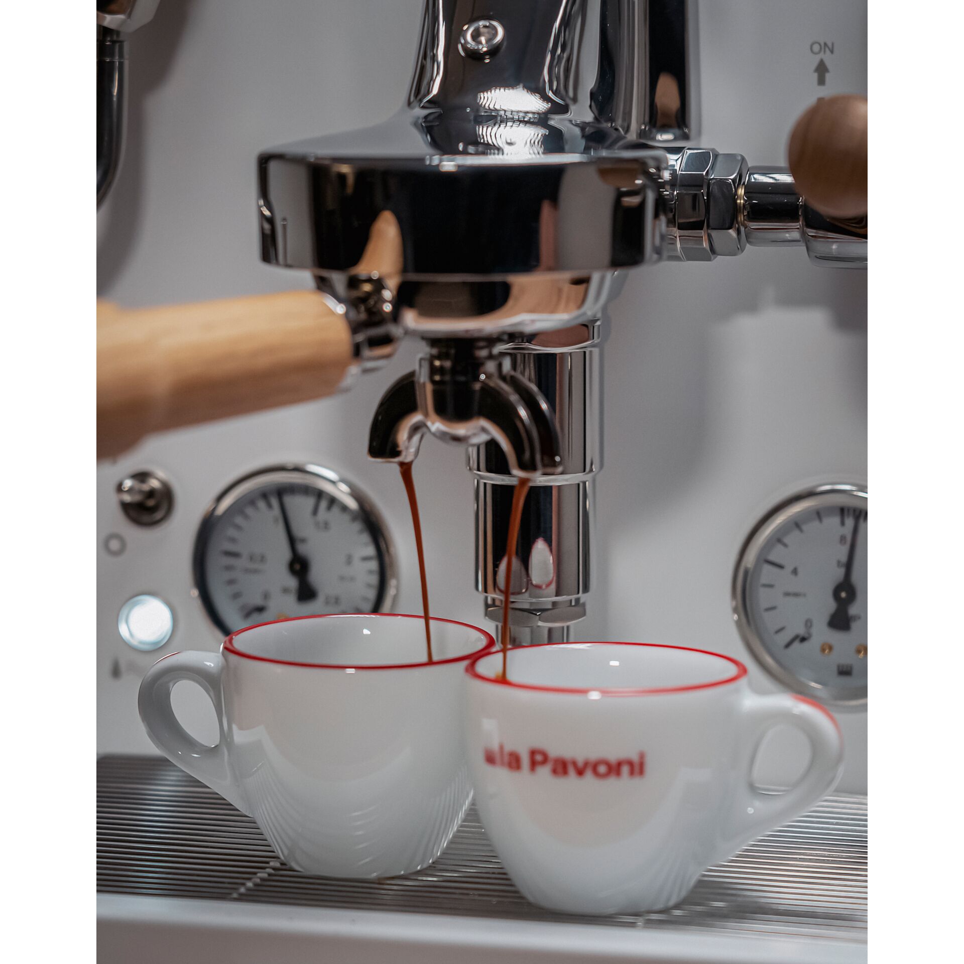 Espressomaschine, Kaffeeauslauf, Edelstahl, Tassen, Roter Rand