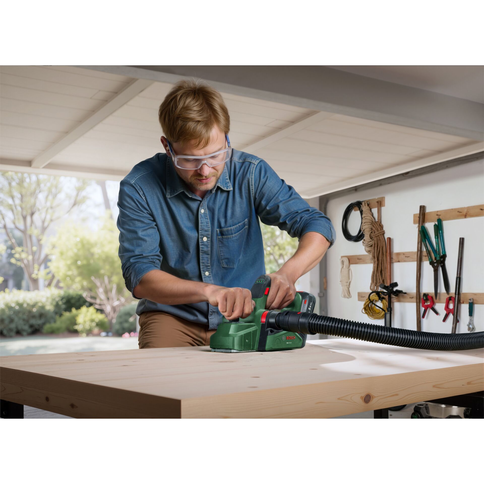 Kantenfräse, Holzwerkbank, Grüne Heckleuchte, Handwerker, Schutzbrille