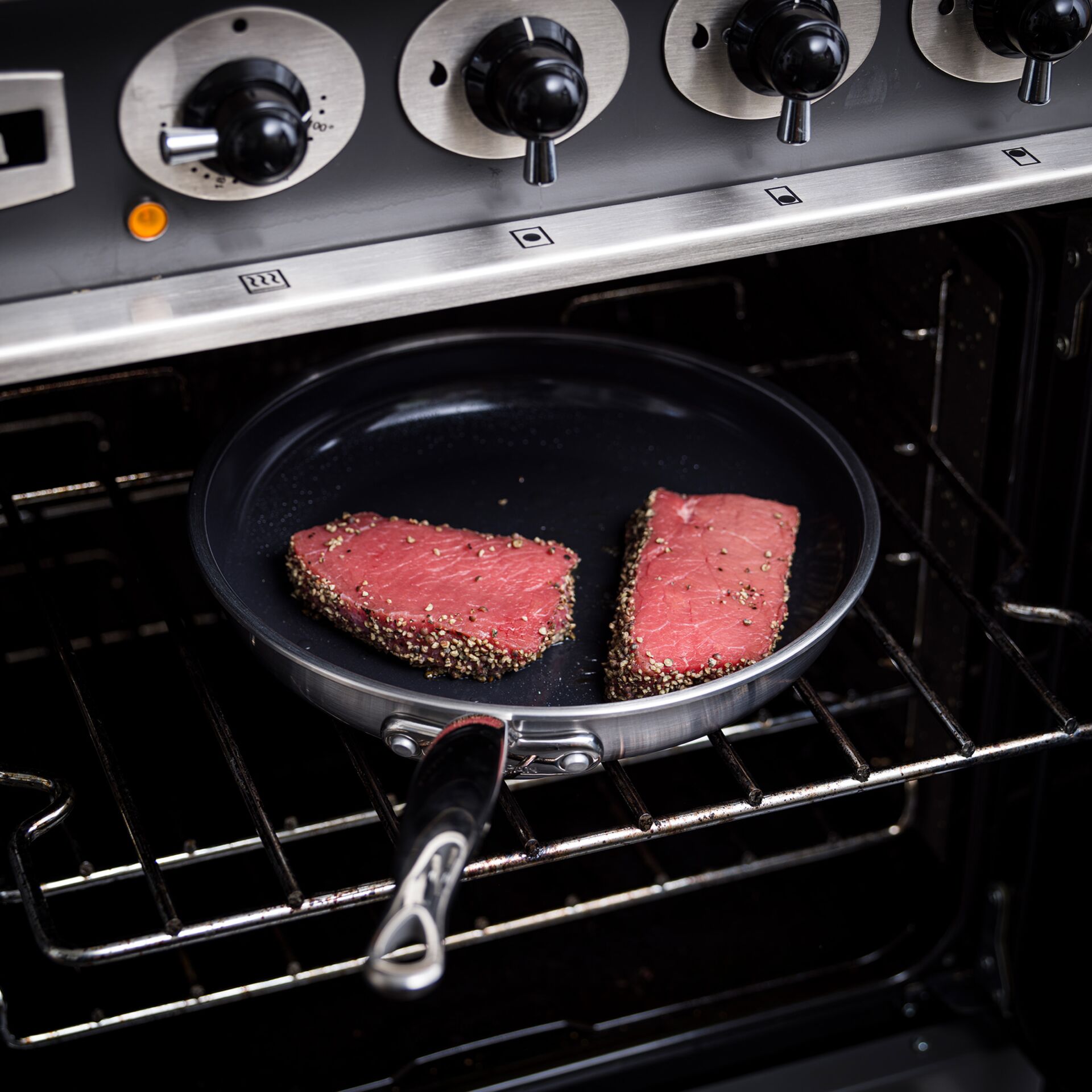 steak, pfanne, pfefferkornkruste, pfanne aus gusseisen, kochen auf dem herd