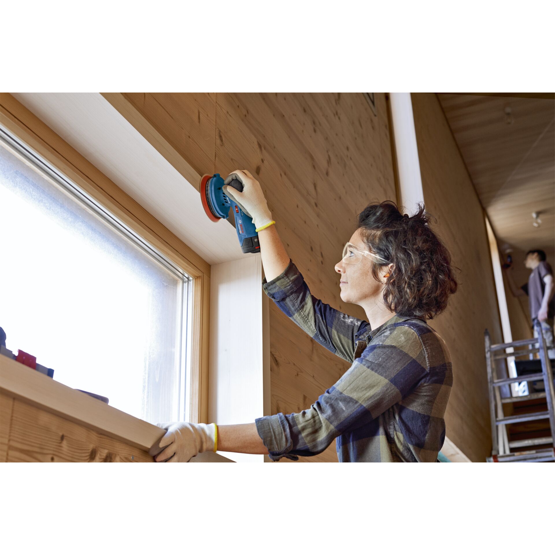 Innenarchitektur, Handschuh, Holzpaneele, Elektrische Bohrmaschine, Person