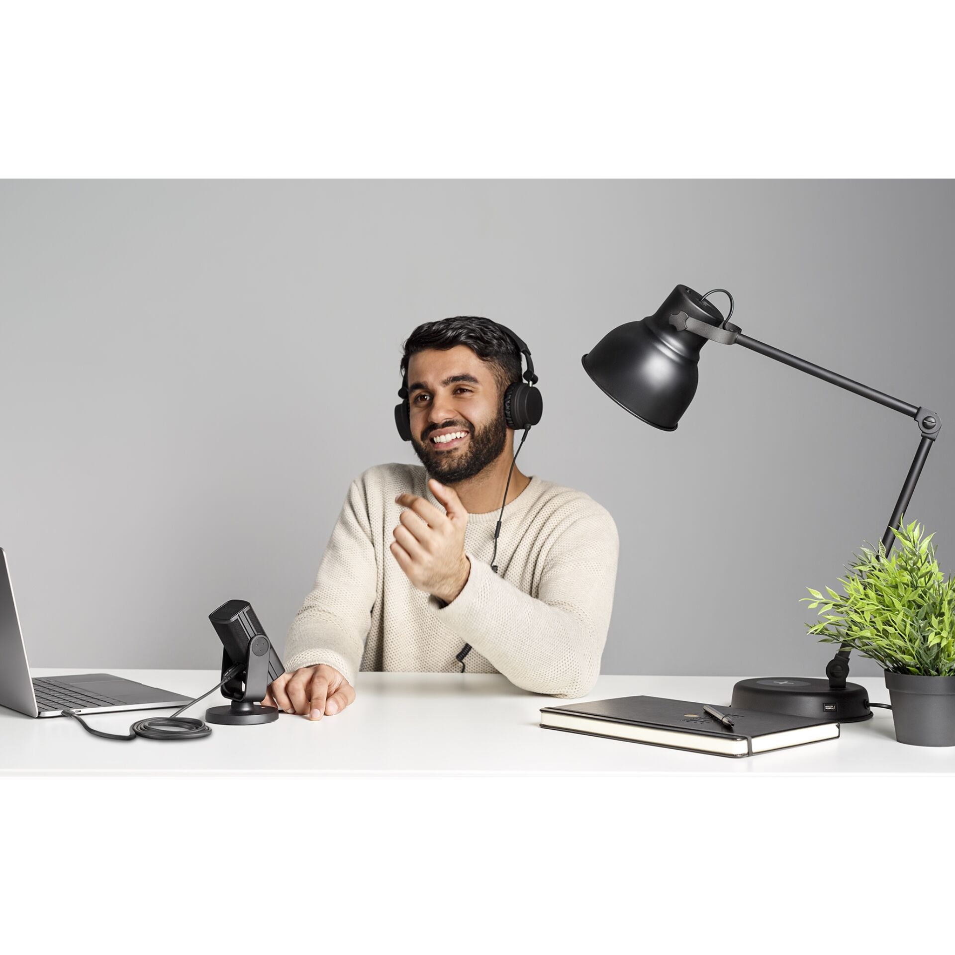 Lampe, Kopfhörer, Tabelle, Mann, Person