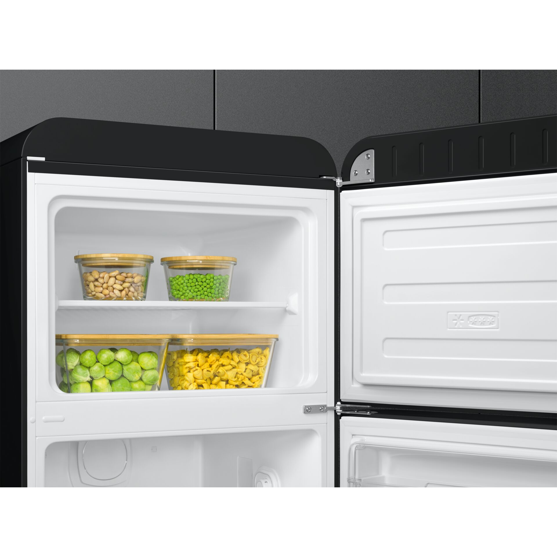 Mini-Kühlschrank, Kühlschrank mit Gefrierfach, Glasbehälter, Gemüse, Tür des Kühlschranks