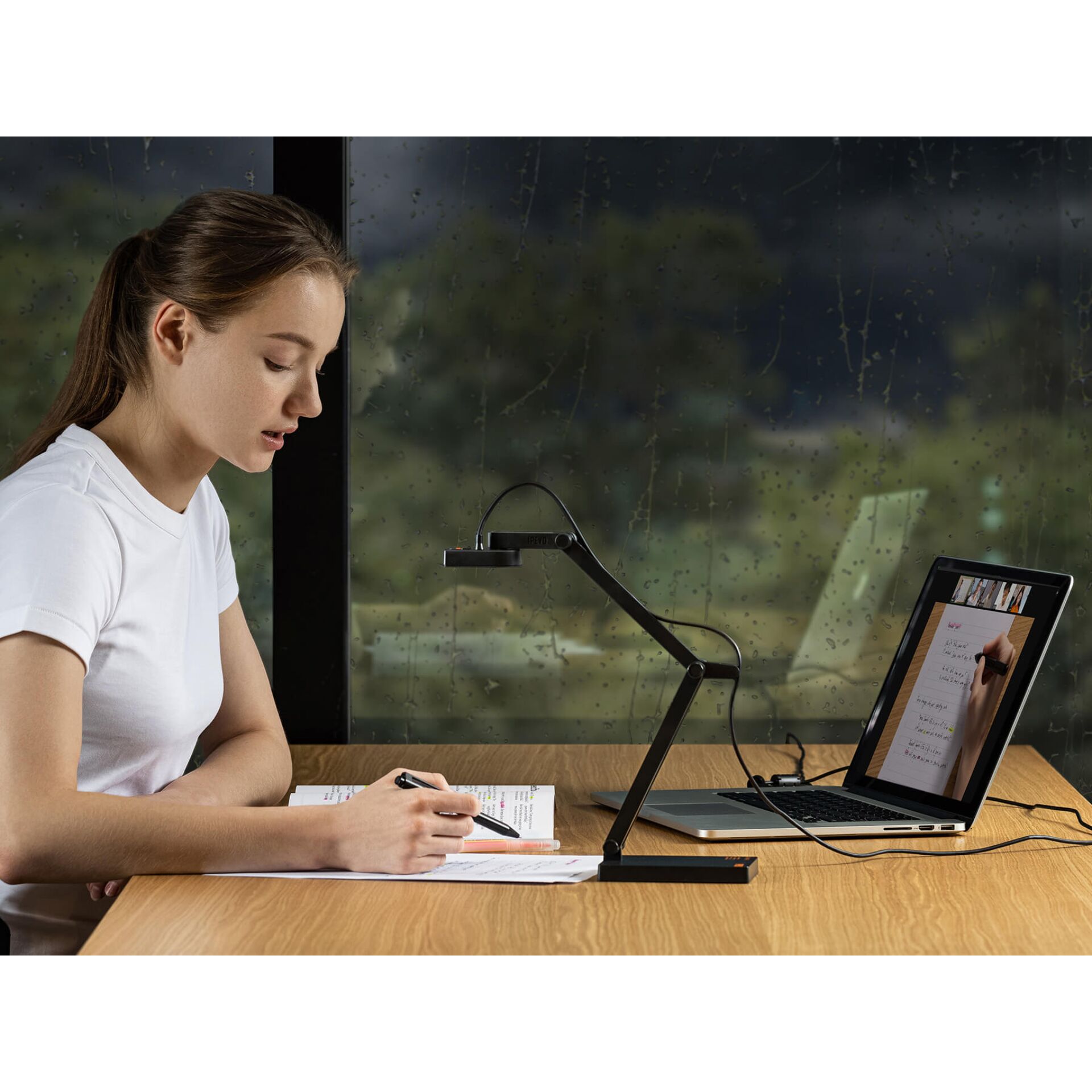 Schreibtisch, Tabelle, Person, Stift, Laptop