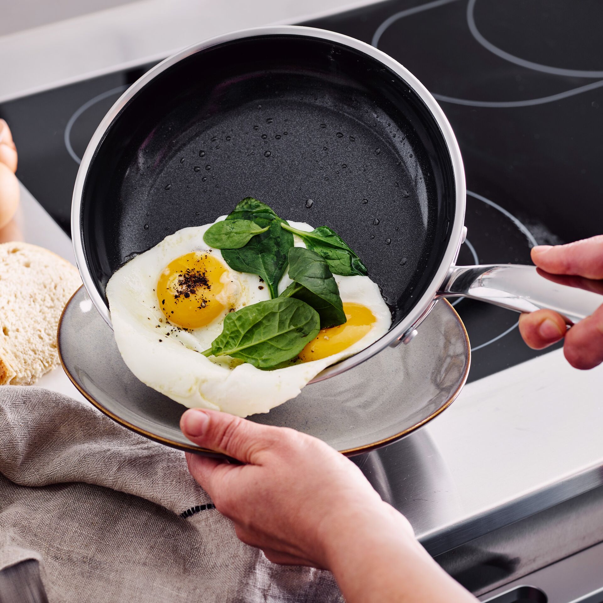 Rührei, Spinat, Pfanne, Eier in Pfanne, Frühstücksgericht