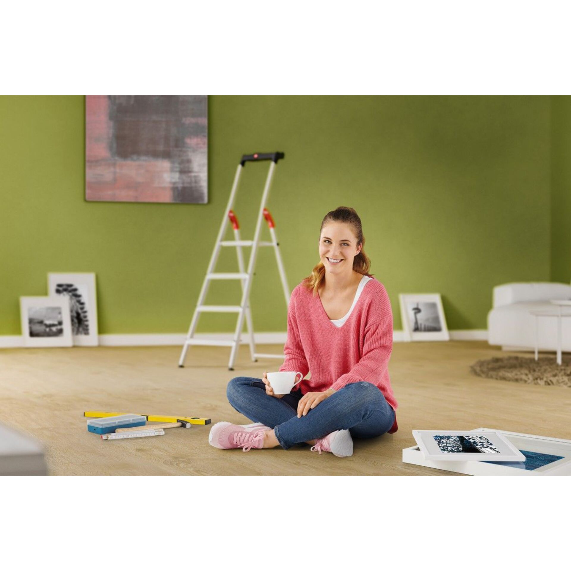wohnen, wohnzimmer, pinkes sweater, jeans, trittleiter, werkzeug, buch, kaffee tasse, rosa schuhe