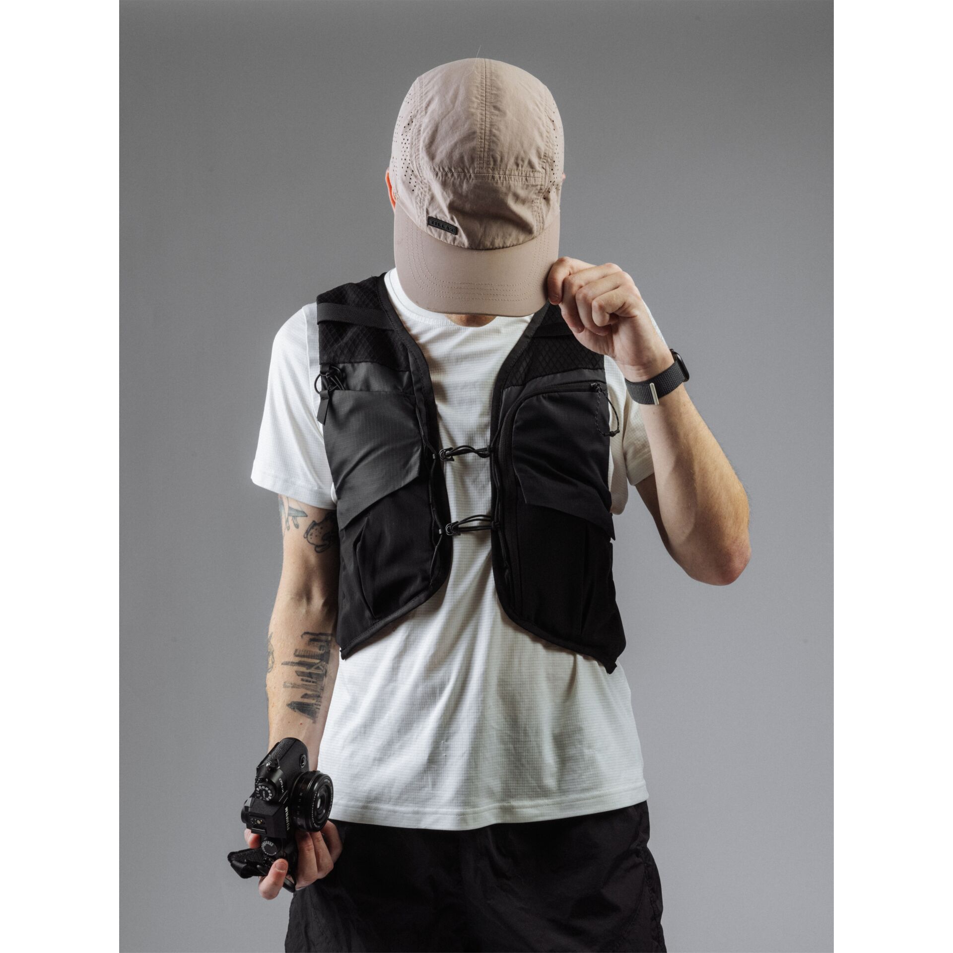 Gadget-Weste, Utility-Weste, Kamerahalter, Kappe, Tattoo-Arm