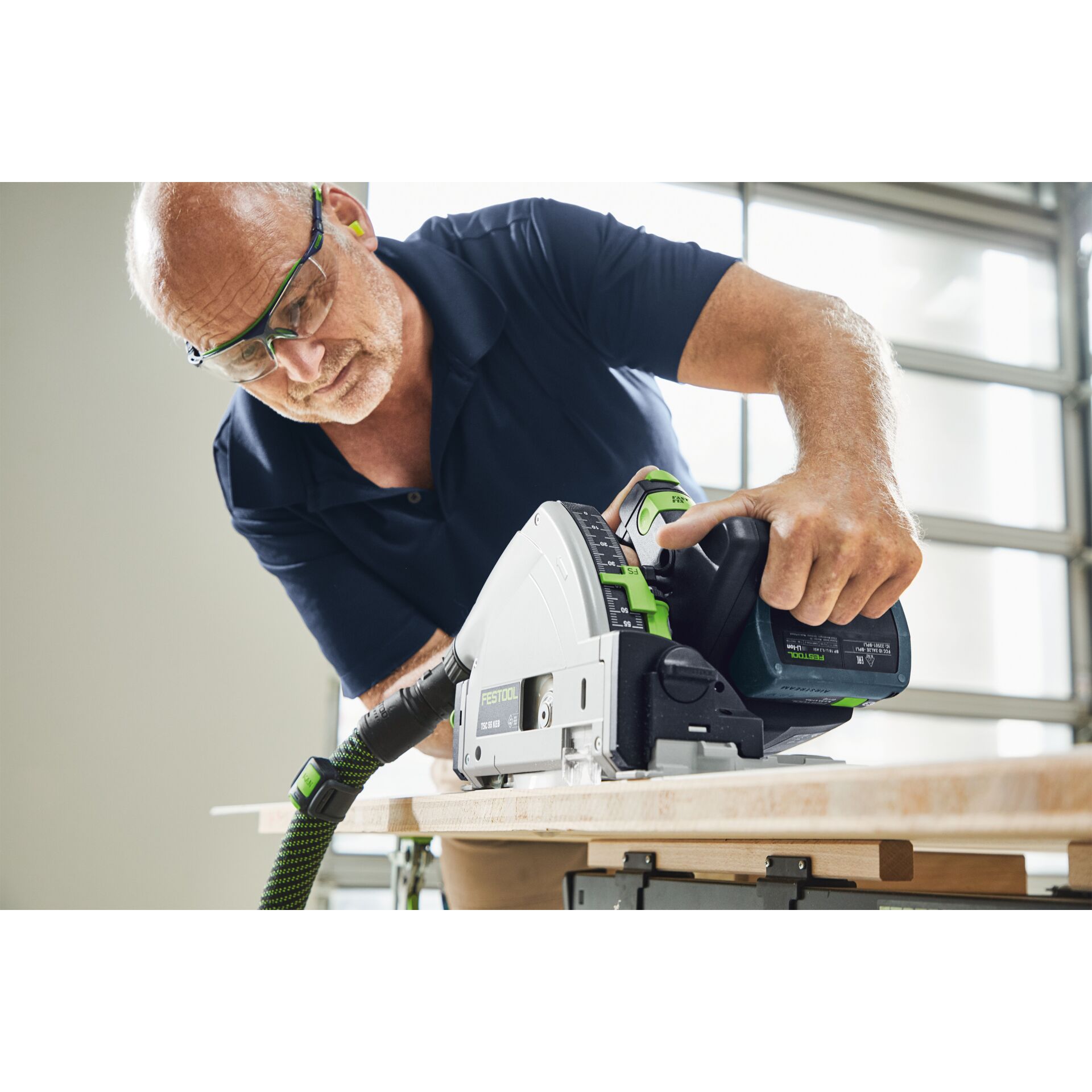 Person, Holzbearbeitung