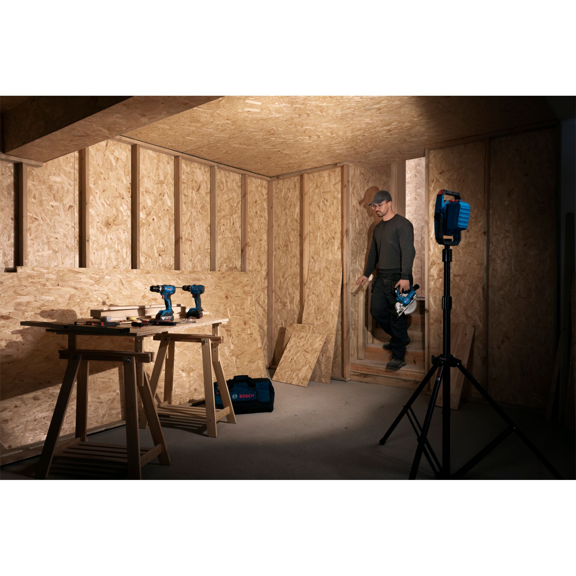 Holzbau, Werkstatt, Akku-Bohrschrauber, Holzwerkstoffe, Arbeitslampen