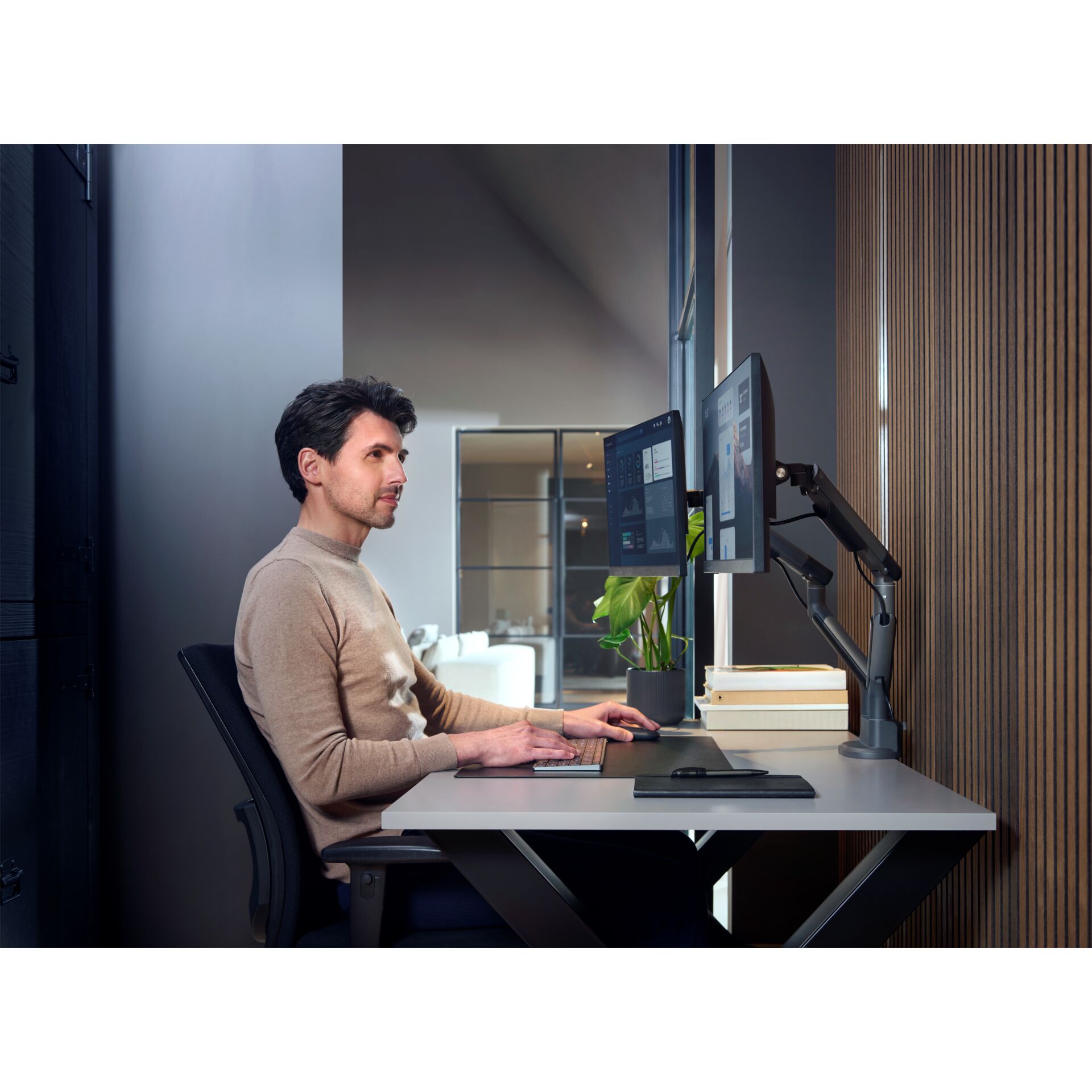 Schreibtisch, Mobiliar, Tabelle, Innenarchitektur, Person