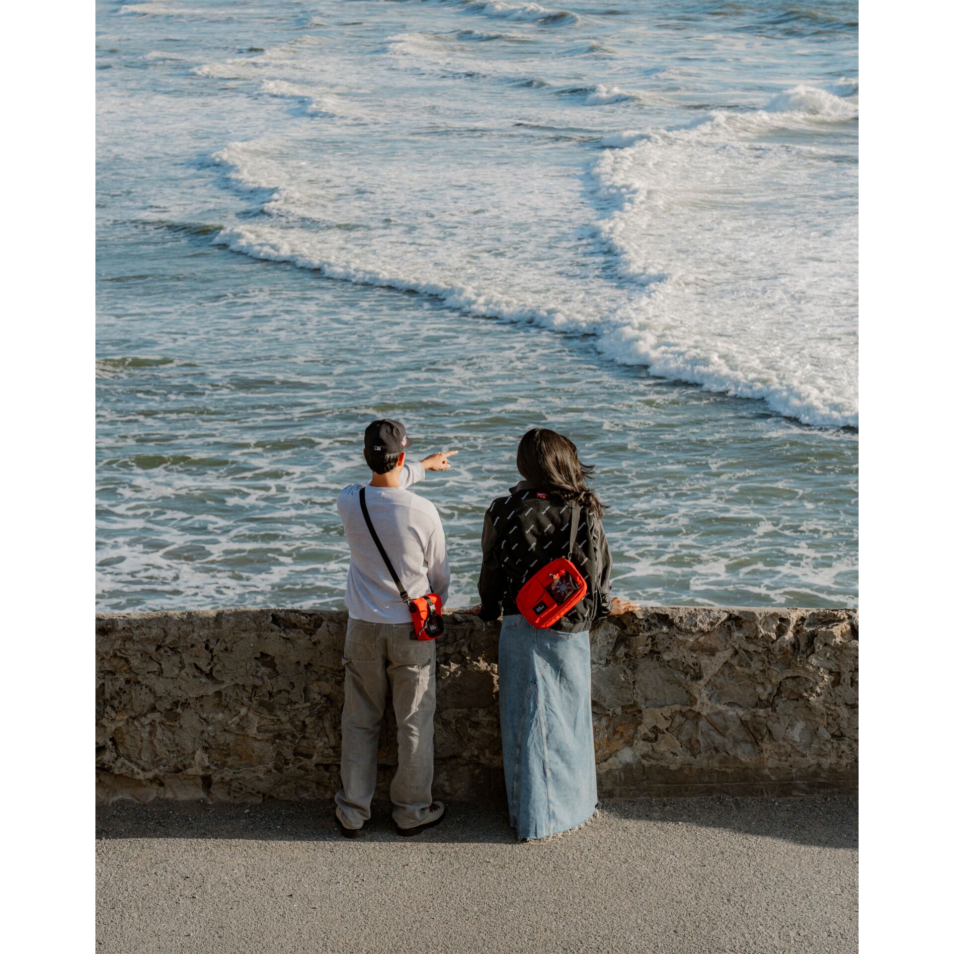 Meeresblick, Uferpromenade, Paar, Rucksack, Casual Outfits