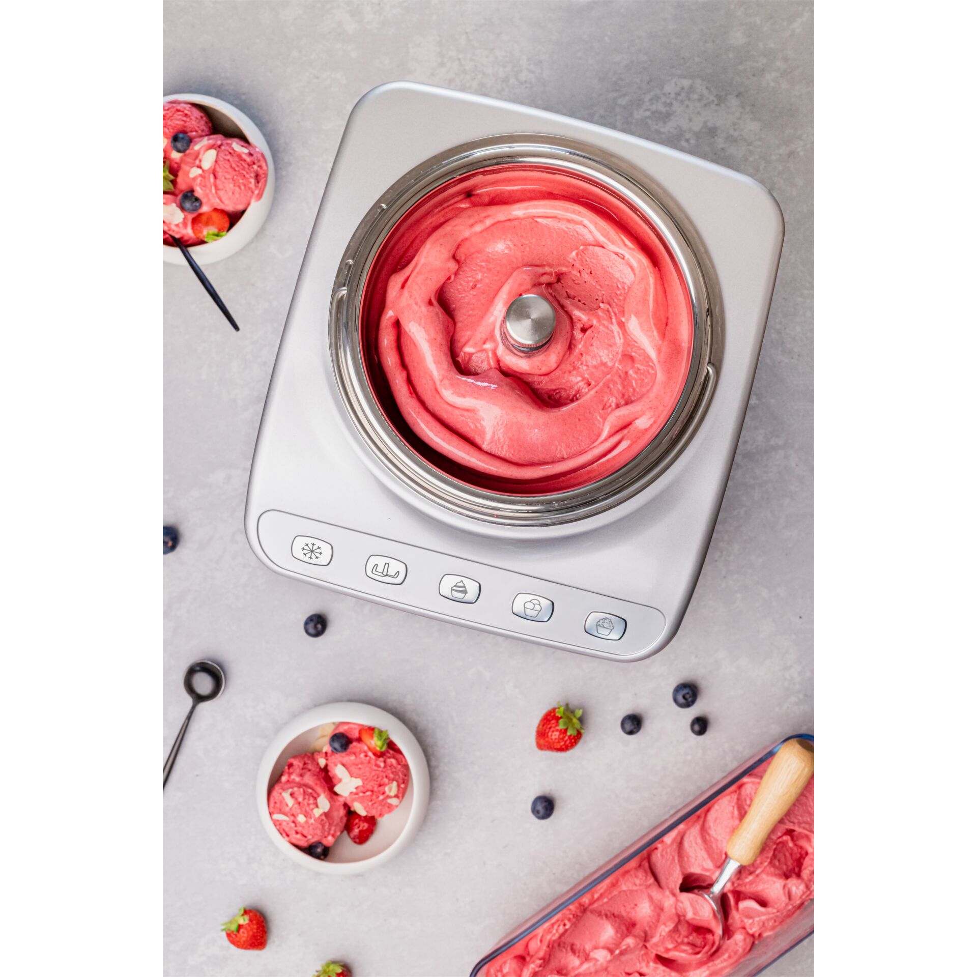 Eismaschine, Eisherstellung, gefrorenes Dessert, rosa Eis, Küchenzubehör