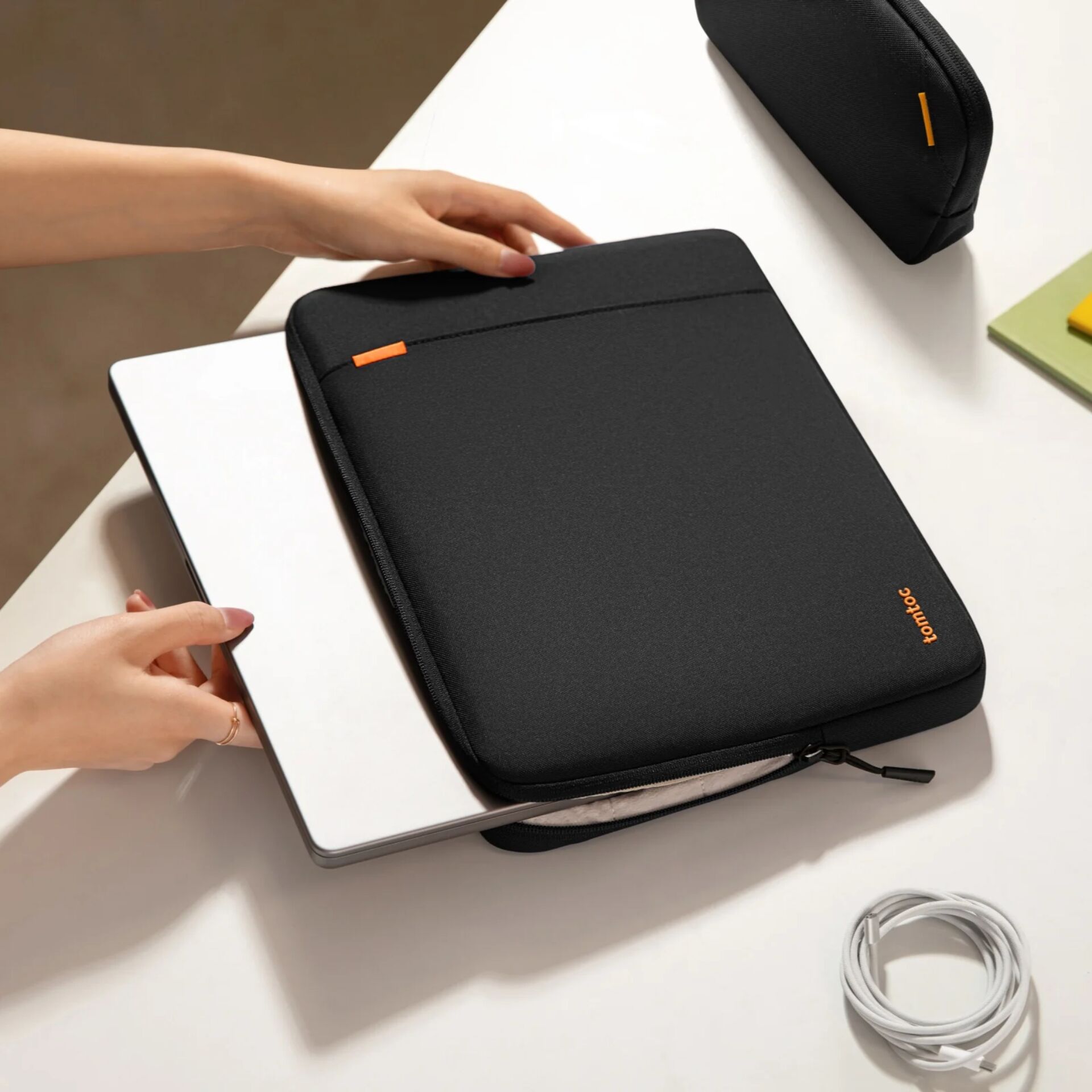 laptophülle, Neopren, schwarze tasche, orange farbener Reißverschluss, Schutzhülle mit Griff