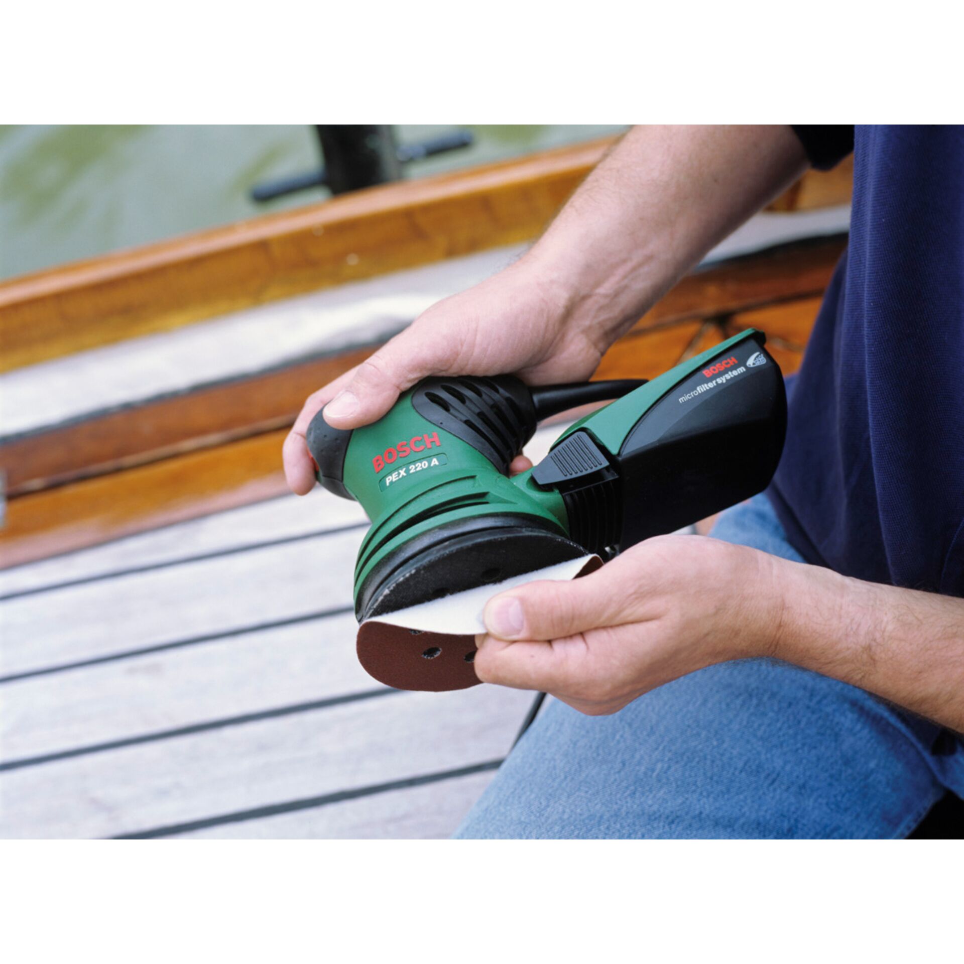 Schuh, Sneaker, Innenarchitektur, Elektrische Bohrmaschine, Person