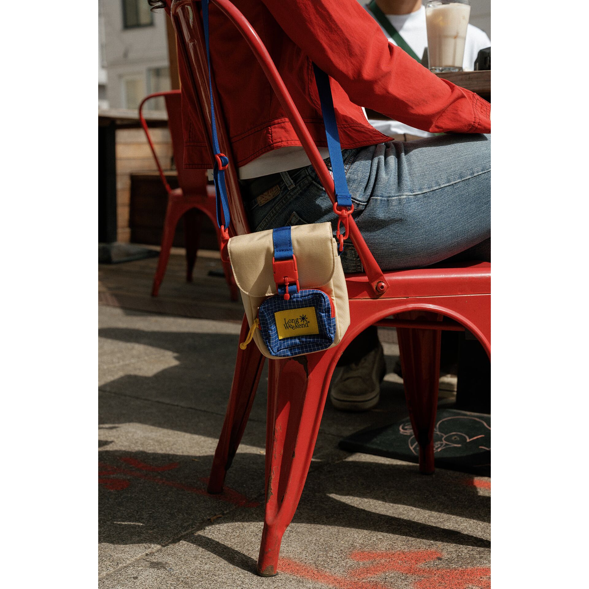 tasche, schultertasche, beige farbe, blauer tragegurt, rote stühle