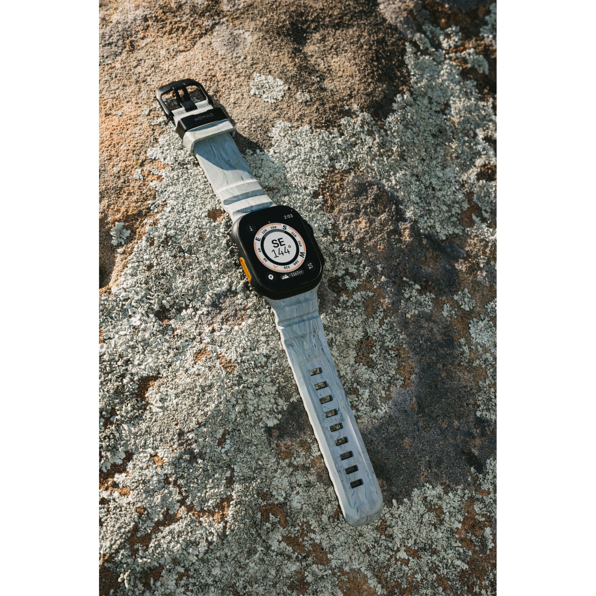 smartwatch, digitaleu Uhr, schwarzer rahmen, weiße Armband, outdoor