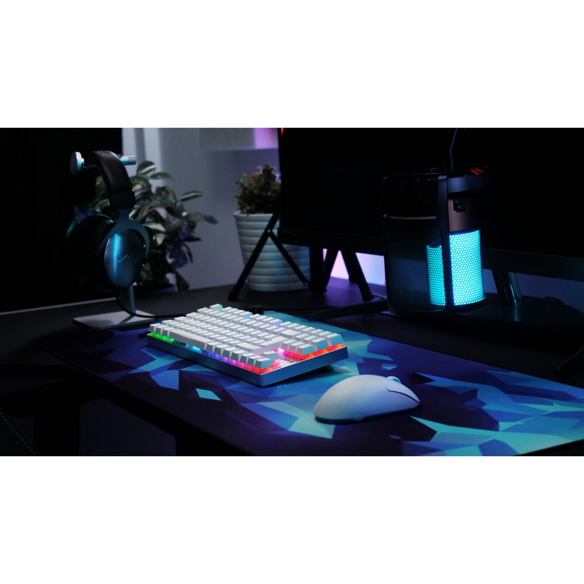 Gaming-Setup, Tastatur, RGB-Beleuchtung, Maus, Kopfhörer