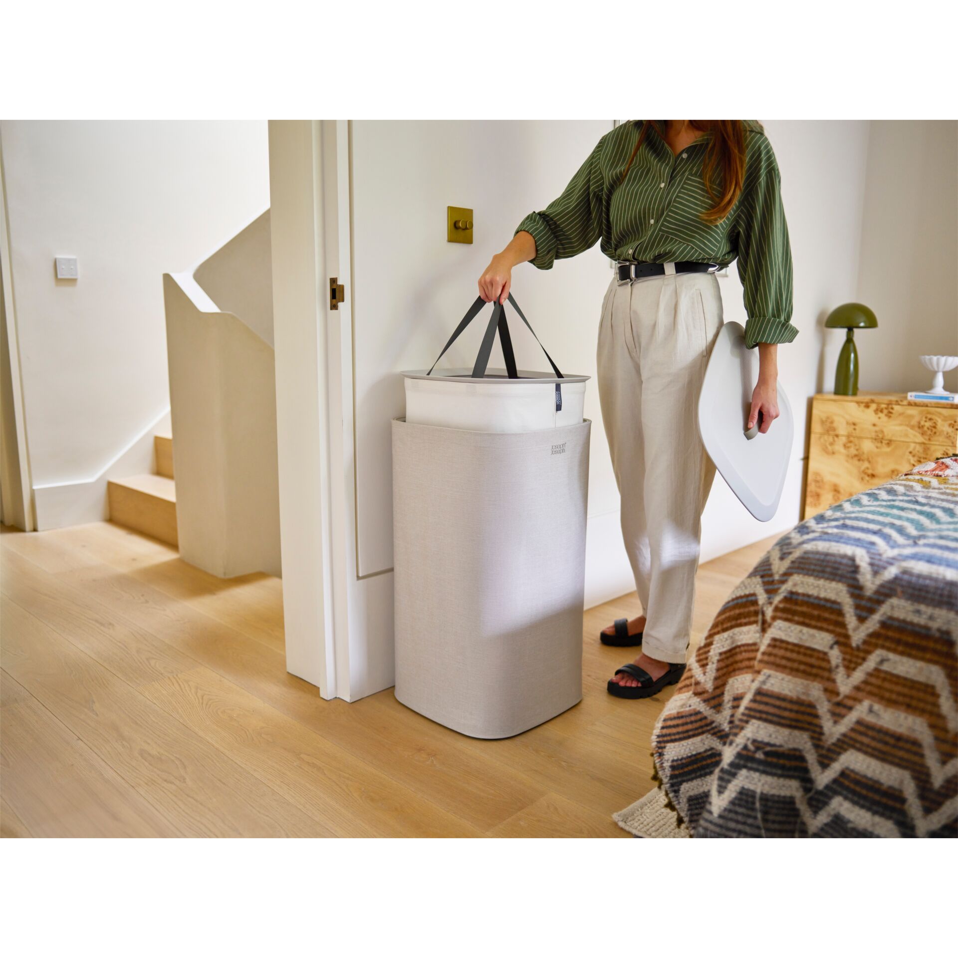 Person, Kleidung, Hosen, Drinnen, Innenarchitektur