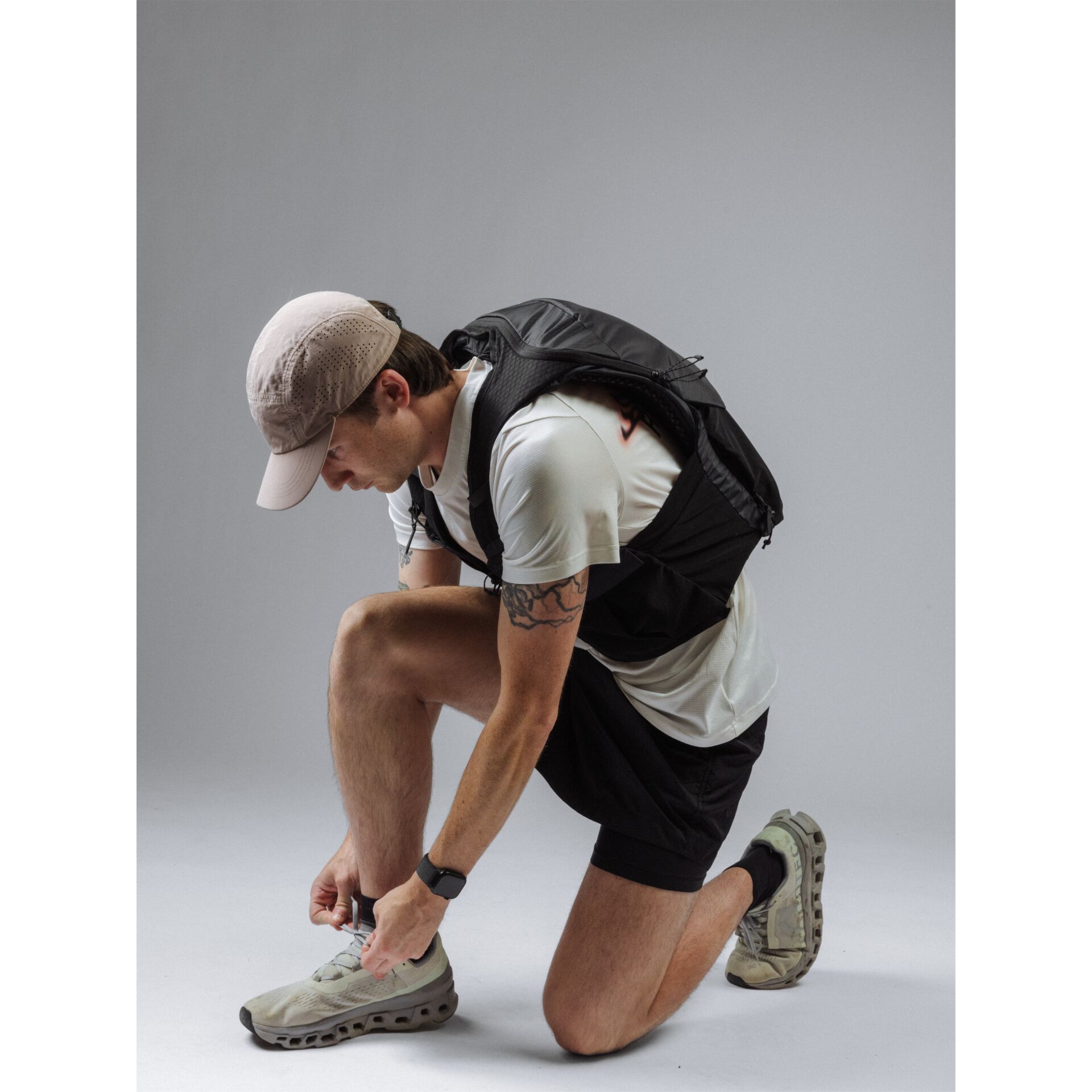 Herrenoutfit, Jogginghose, Laufschuhe, Rucksack, Cap