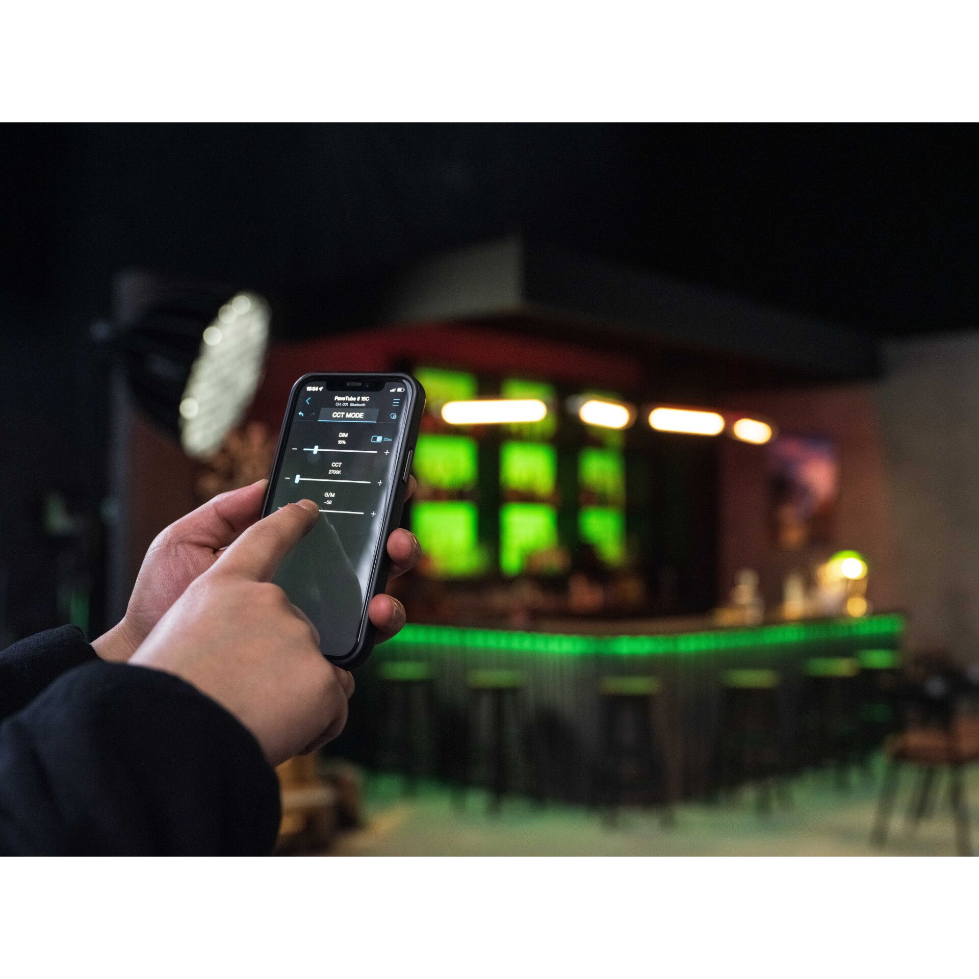 smartphone, App-Steuerung, Lautstärkeregler, Barbeleuchtung, grünes Licht