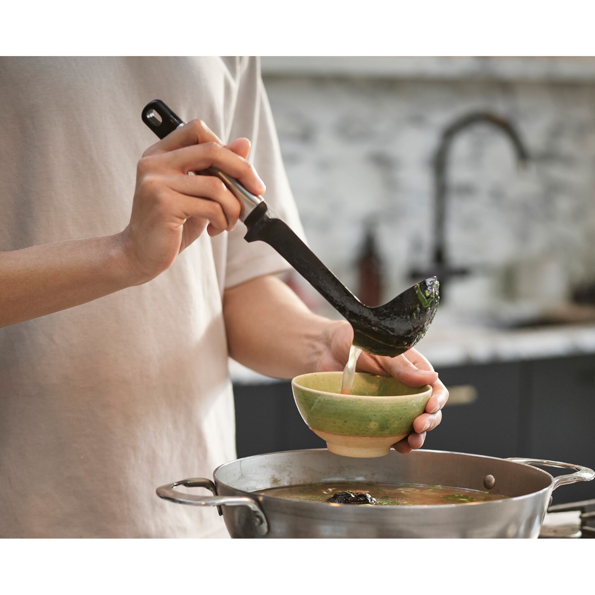 Utensil für die Küche, Schöpfkelle, Rauchrohr