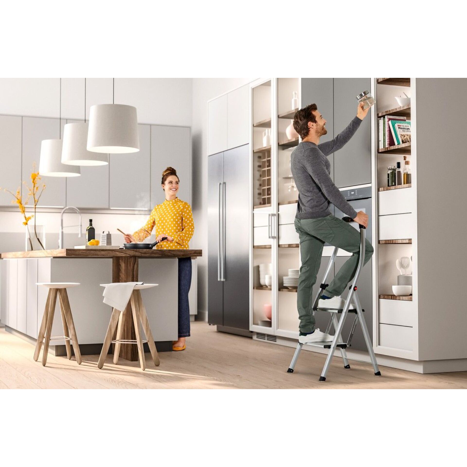 Küche, Kühlschrank, Küchenschränke, Leiter, Personen