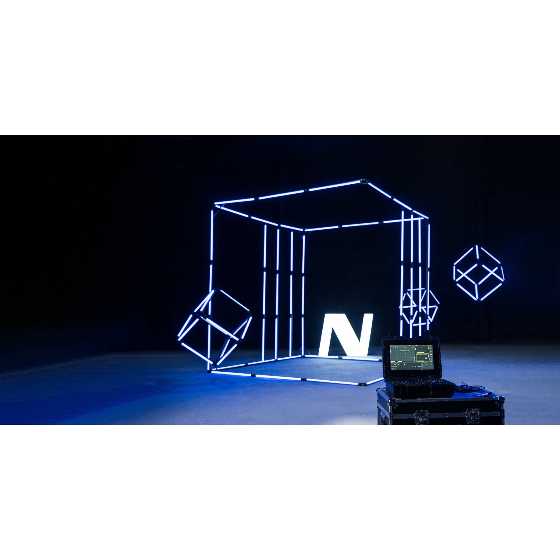 LED-Würfel, Neonrahmen, Studio-Setup, leuchtende Würfel, Technik-Rig