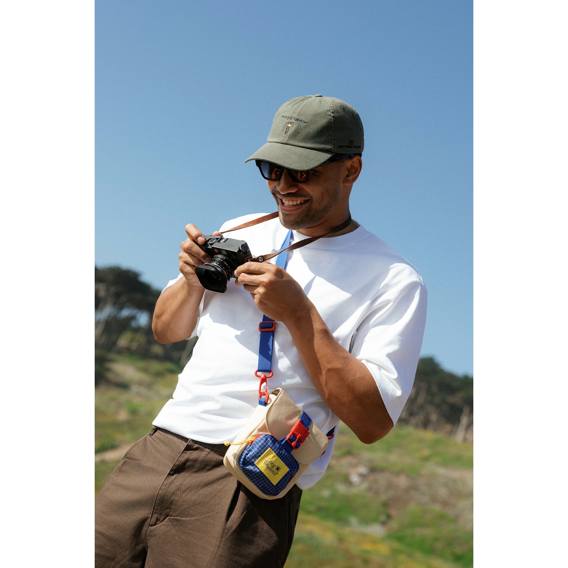 kamera, kamera-trageband, baseball-cap, sonnenbrille, tasche