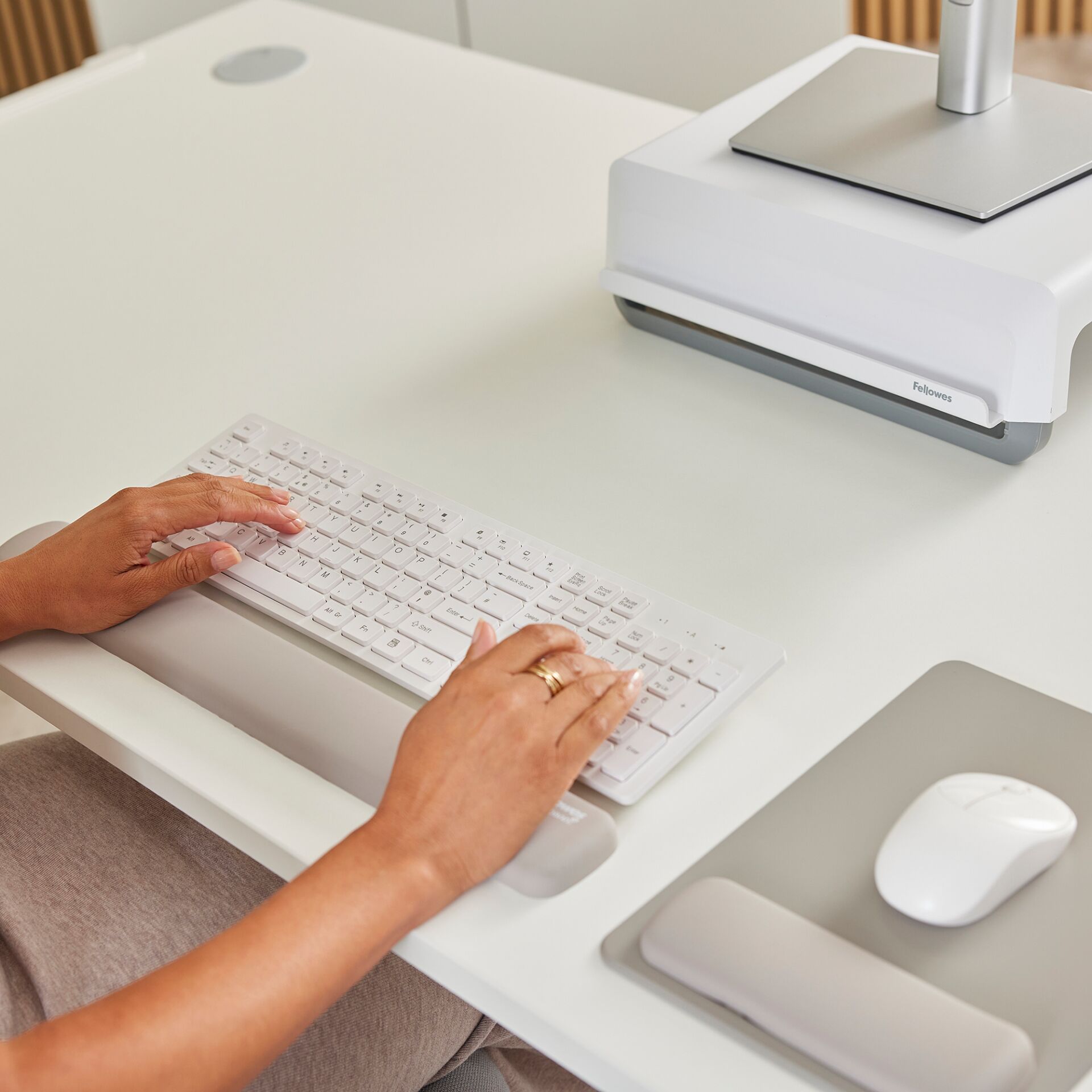 Computerausrüstung, Computer-Tastatur, Tabelle, Person, Maus