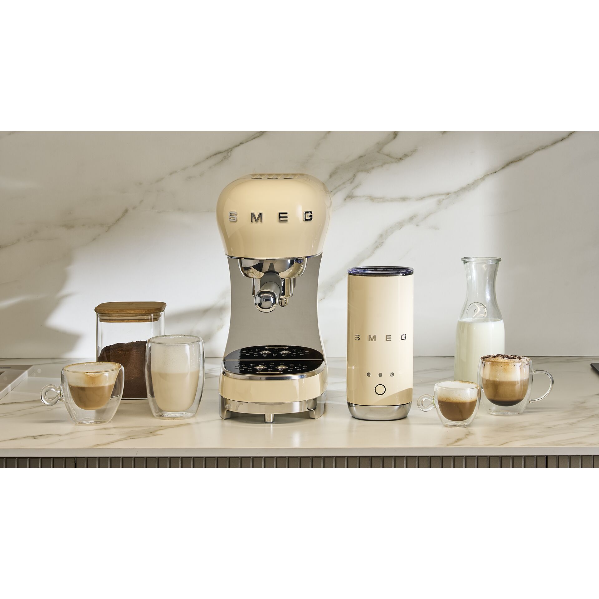 Espresso-Maschine, Milchaufschäumer, Cremefarbe, Küchenzeile, Smeg-Küche