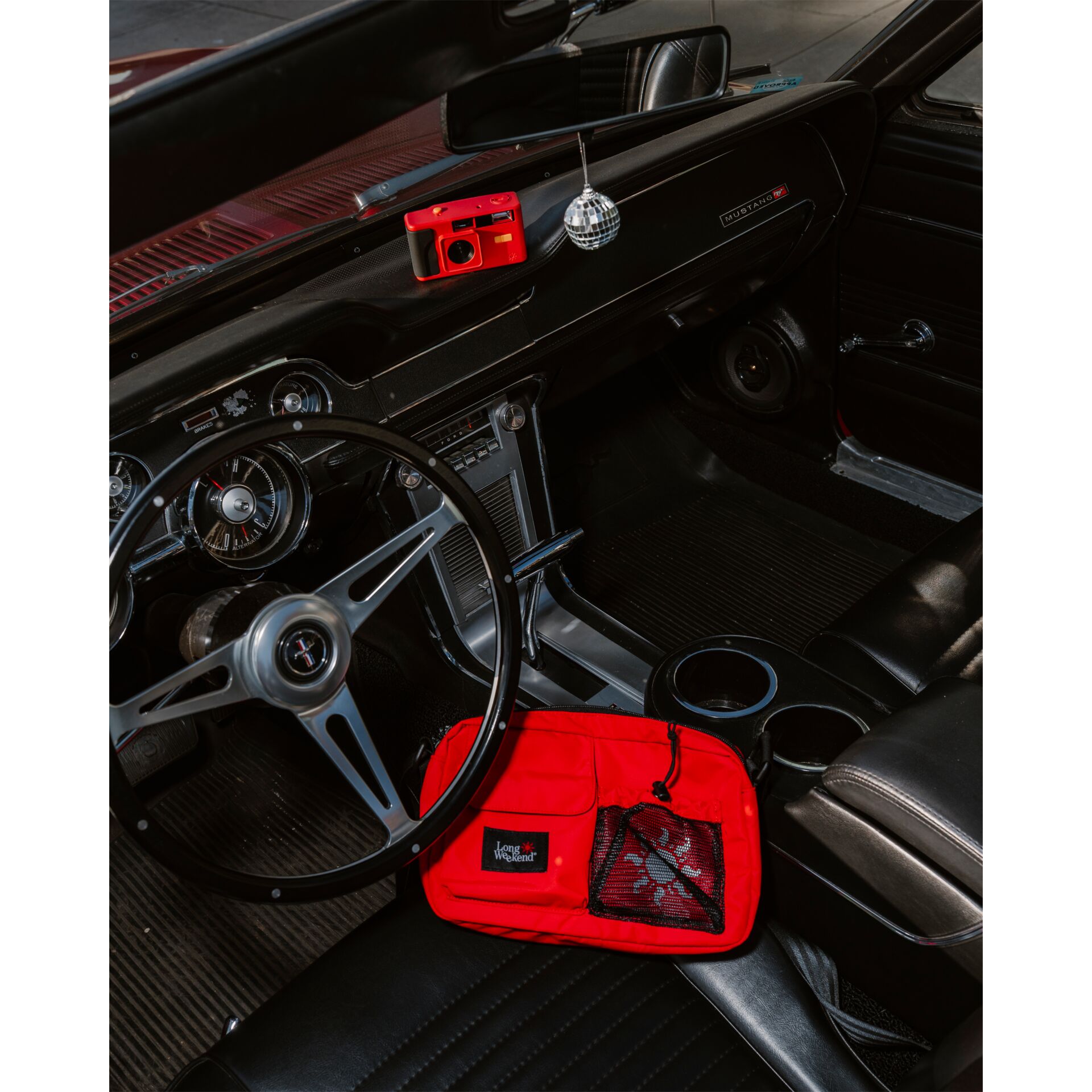 Auto-Innenraum, Mustang, Armaturenbrett, Lenkrad, Rote Tasche