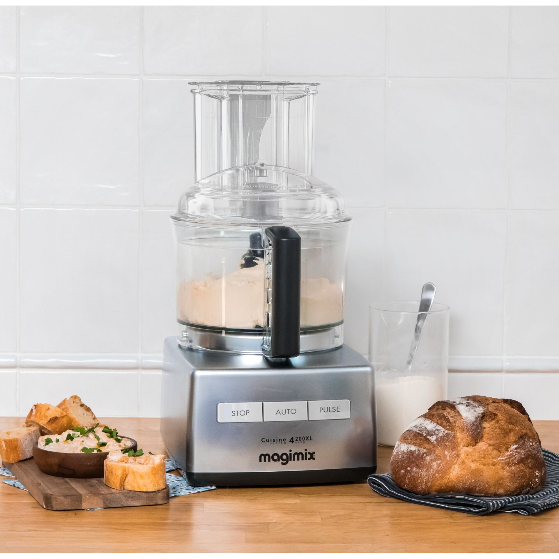 Kiste, Küchenmaschine, Mixer, Schokoladencreme, Glasbehälter, Brotauslage