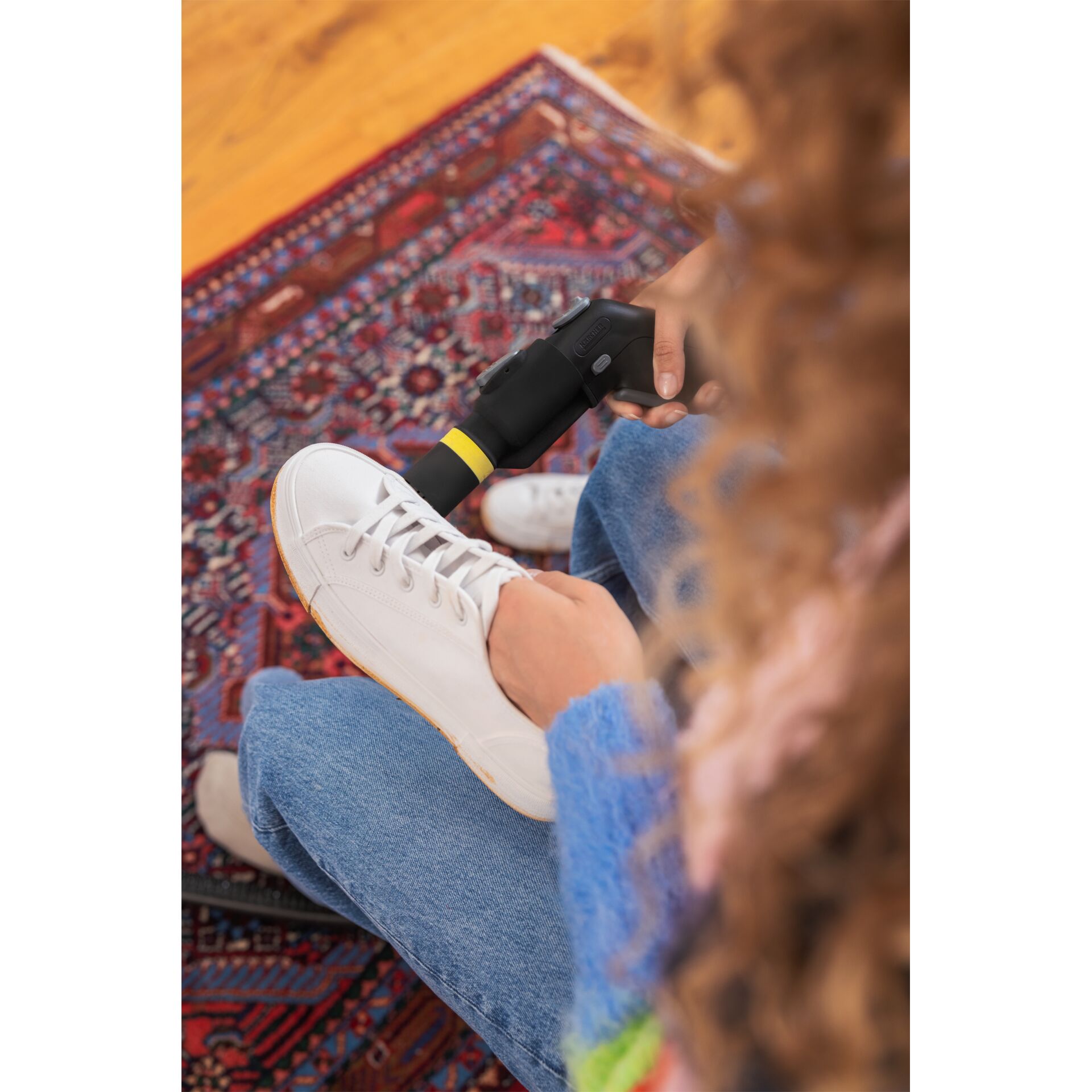Innenarchitektur, Schuh, Person, Inneneinrichtung, Sneaker