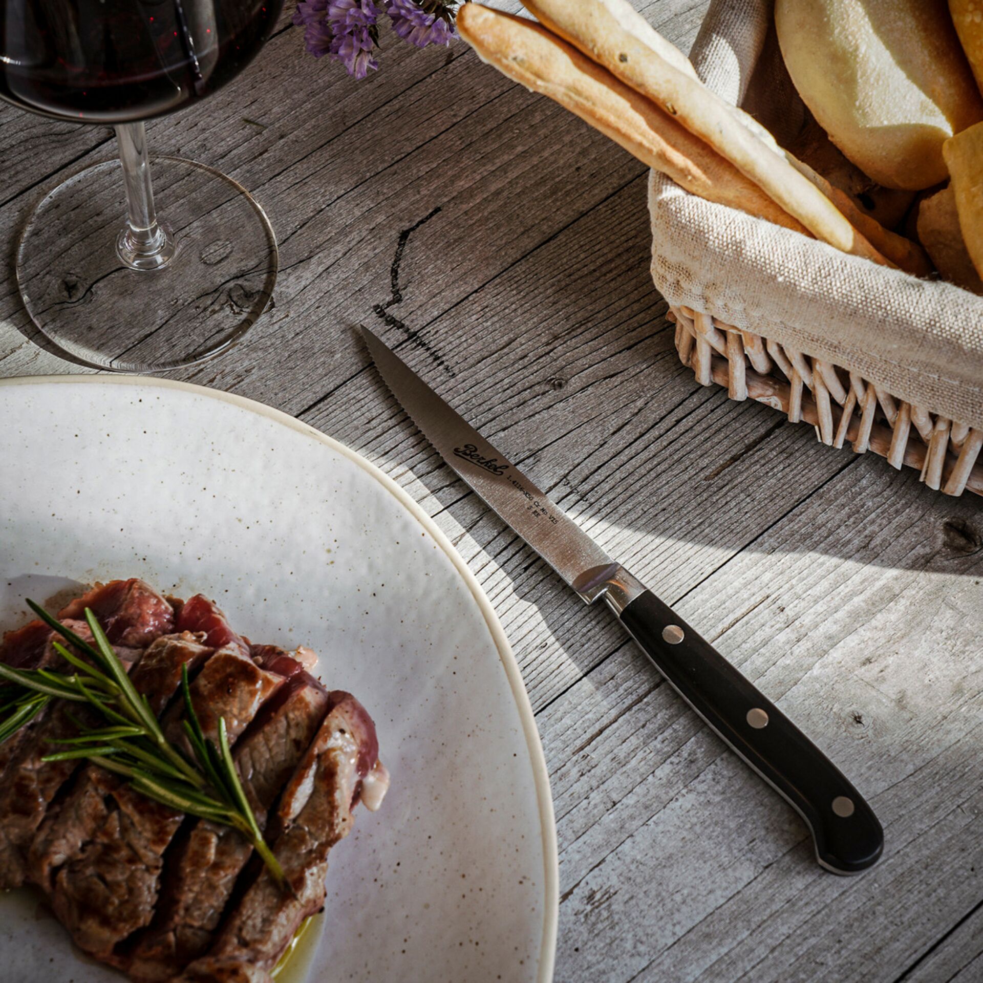 Rindersteak, Rosmarin, Messer, Weinglas, Brotkorb