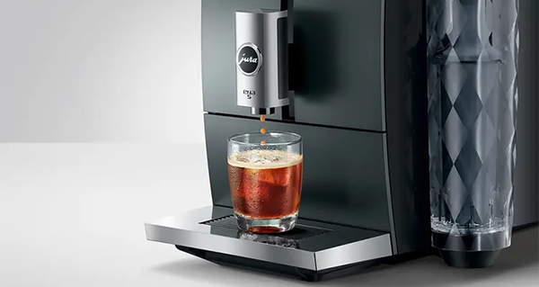 Kaffeemaschine, Espressoautomat, Glas mit Kaffee, Kaffeeauslauf, Wassertank