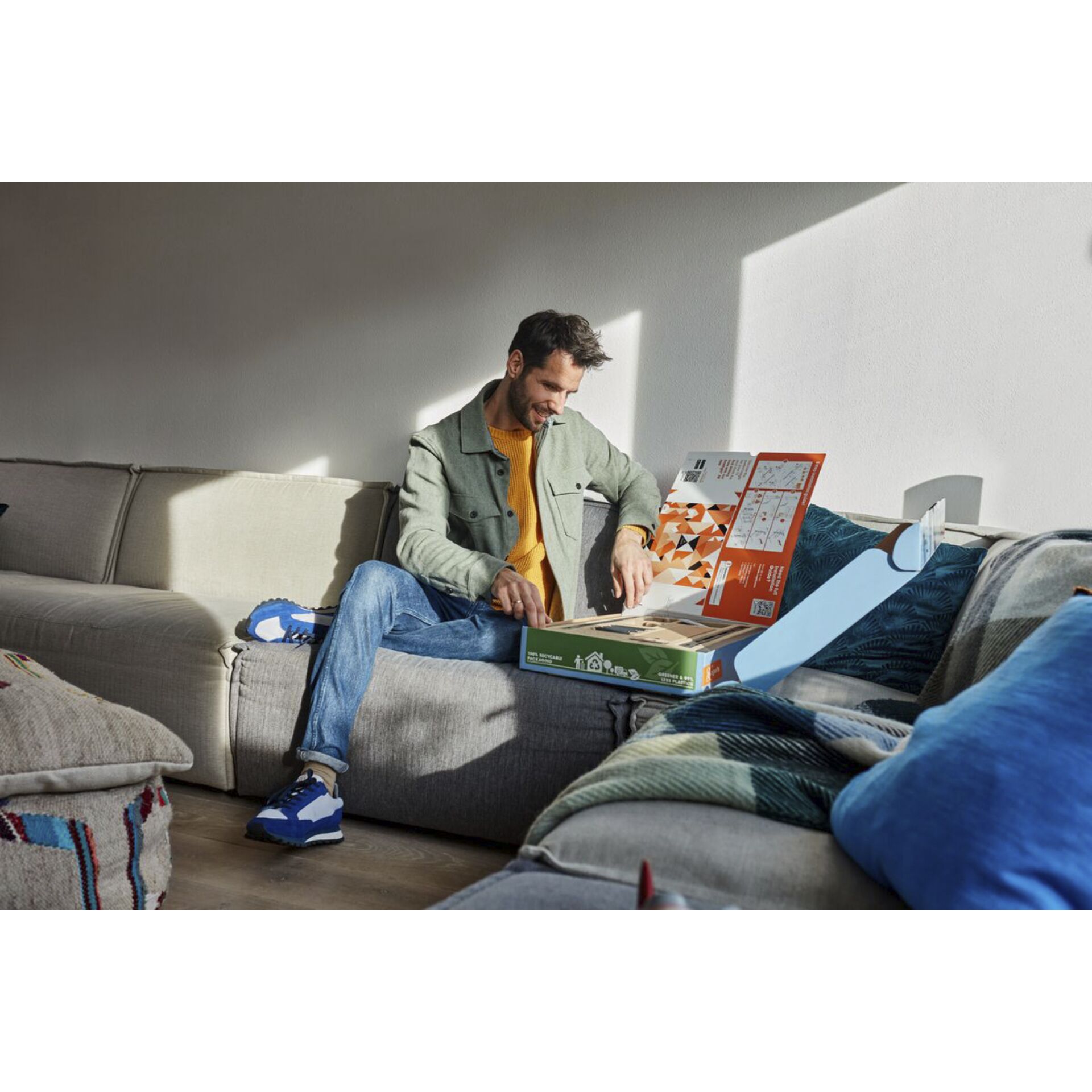 Couch, Sitzen, Wohnzimmer, Hosen, Kaffeetisch