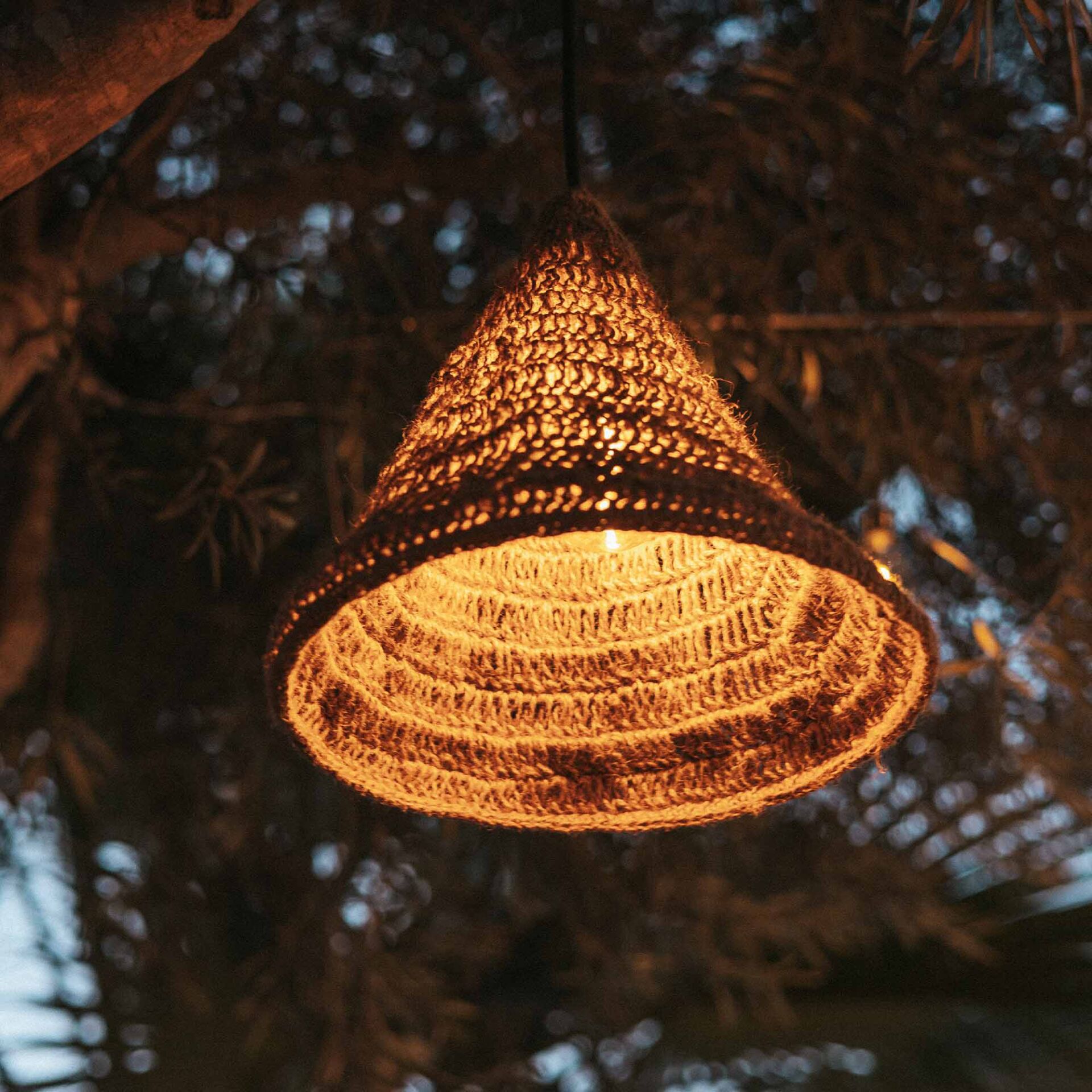 Lampe, Kleidung, Hut
