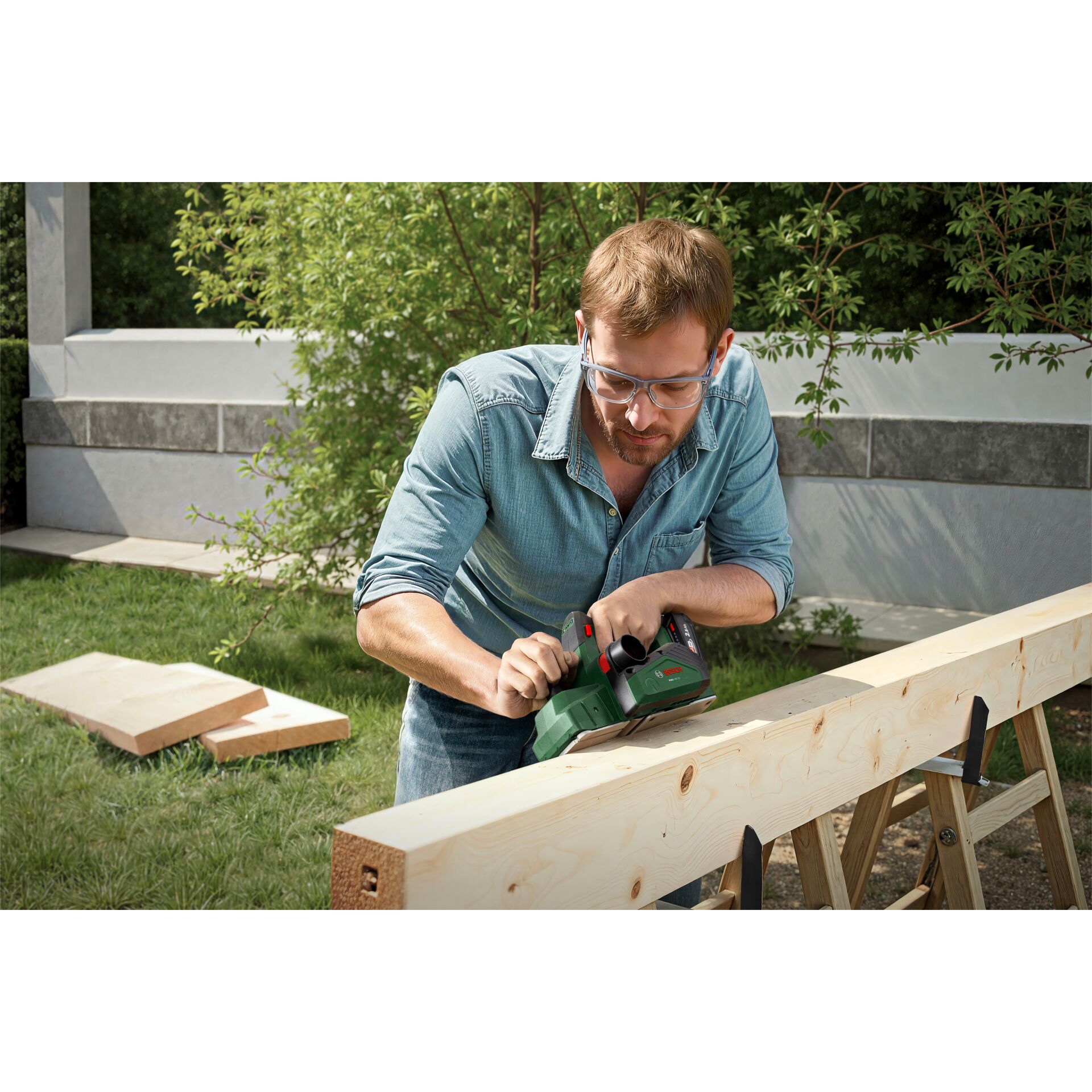 Handgehaltener Planer, elektrischer Planer, Holzbearbeitung, Holzbrett, grünes Werkzeug