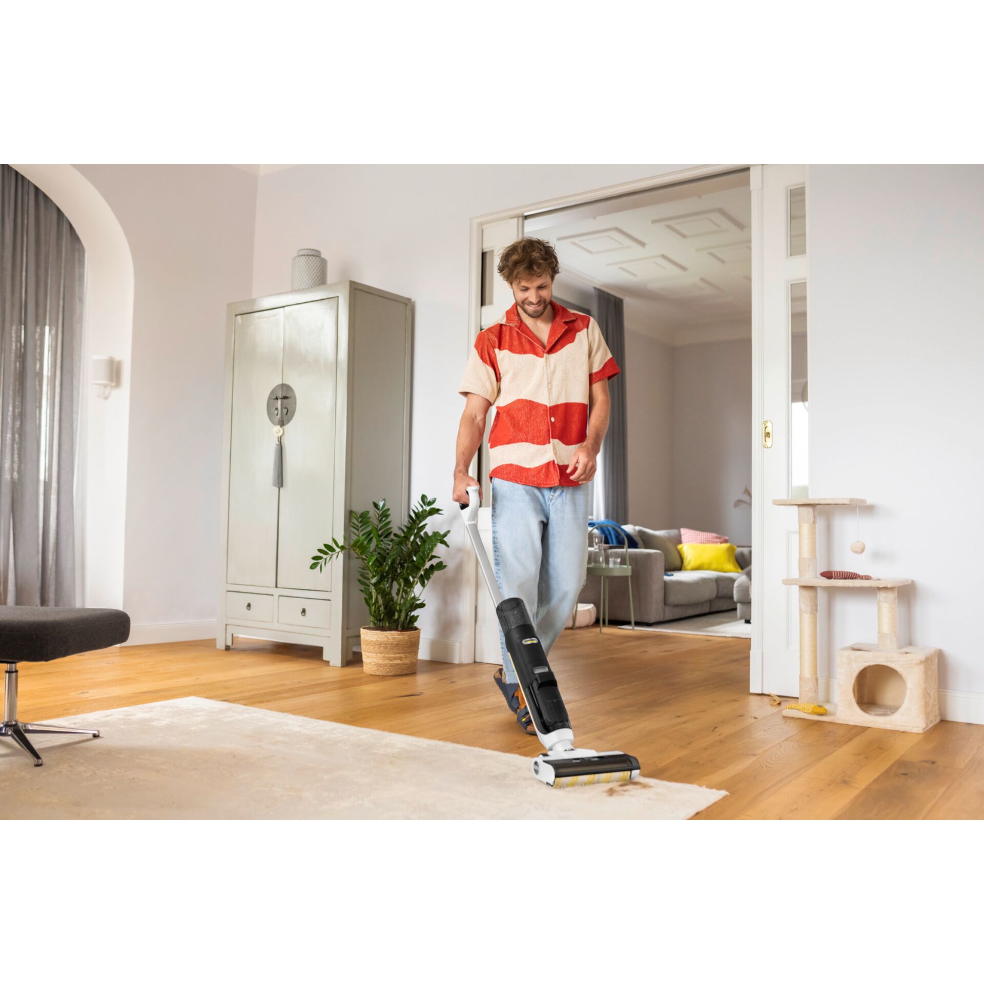 Drinnen, Innenarchitektur, Kleidung, Hosen, Person, Drinnen, Innenarchitektur, Kleidung, Hosen, Person