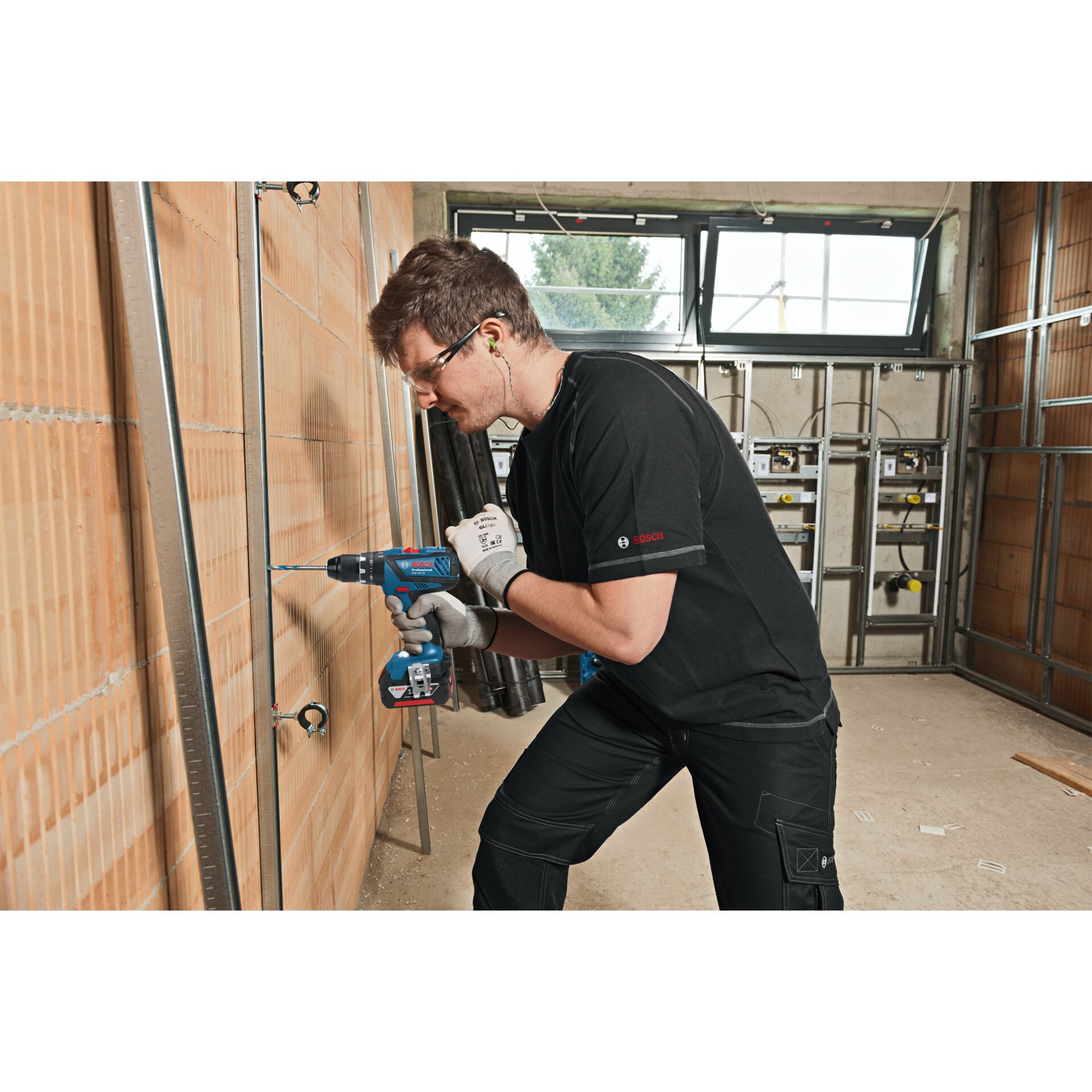 Drinnen, Innenarchitektur, Elektrische Bohrmaschine, Arbeiter, Handschuh