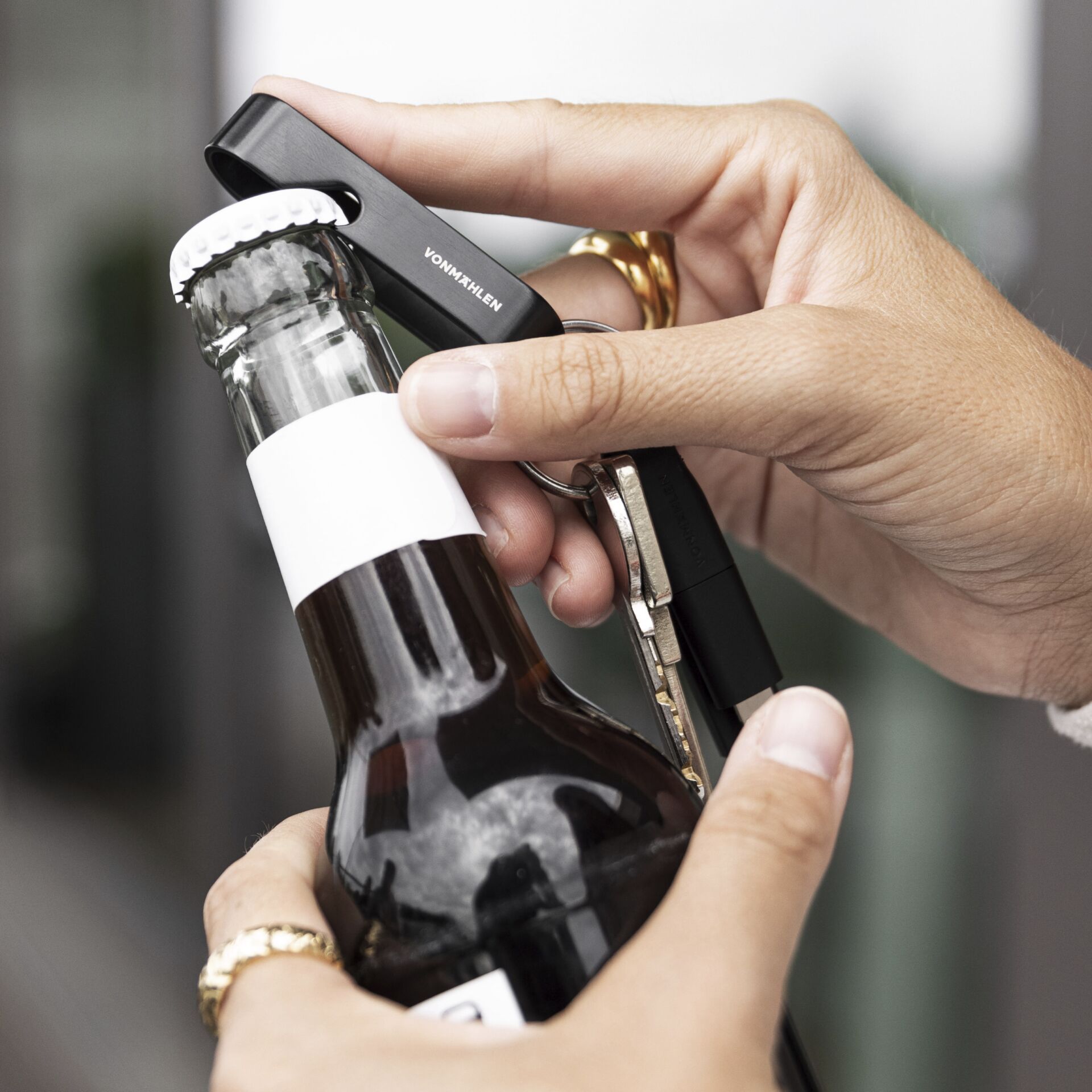 Bier, Bier-Flasche, Flasche, Finger, Rauchrohr